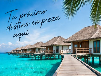 Pasarela hacia villas sobre un mar turquesa